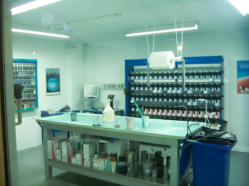 Laboratório de mistura de tintas com balança e misturadora