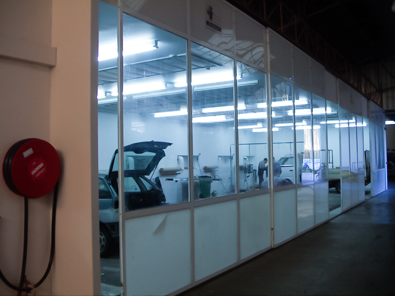 Cabine de preparação e pintura com viaturas em trabalho